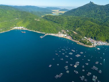 Istakoz besleme çiftliklerinin hava manzarası, Vung Ro körfezindeki yüzen balıkçı köyü, Phu Yen, Vietnam. Burası çok popüler bir turizm beldesi. Seyahat ve manzara konsepti
