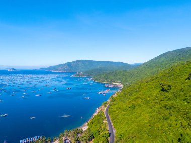 Istakoz besleme çiftliklerinin hava manzarası, Vung Ro körfezindeki yüzen balıkçı köyü, Phu Yen, Vietnam. Burası çok popüler bir turizm beldesi. Seyahat ve manzara konsepti