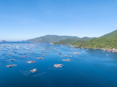 Istakoz besleme çiftliklerinin hava manzarası, Vung Ro körfezindeki yüzen balıkçı köyü, Phu Yen, Vietnam. Burası çok popüler bir turizm beldesi. Seyahat ve manzara konsepti