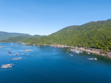 Istakoz besleme çiftliklerinin hava manzarası, Vung Ro körfezindeki yüzen balıkçı köyü, Phu Yen, Vietnam. Burası çok popüler bir turizm beldesi. Seyahat ve manzara konsepti