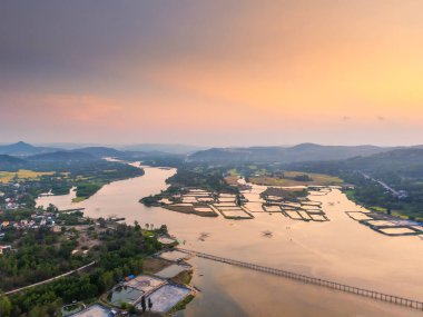 Ong Cop köprüsü ya da Vietnam 'ın Chi Thanh bölgesindeki en uzun tahta köprüsü, Phu Yen bölgesi, Vietnam. Seyahat ve manzara konsepti.