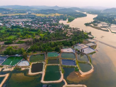 Ong Cop köprüsü ya da Vietnam 'ın Chi Thanh bölgesindeki en uzun tahta köprüsü, Phu Yen bölgesi, Vietnam. Seyahat ve manzara konsepti.
