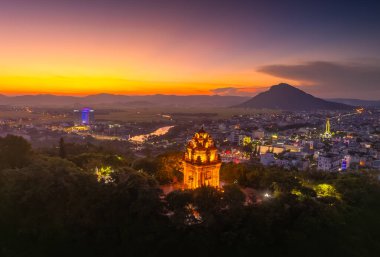Nhan Tapınağı 'nın havadan görünüşü, Vietnam' ın başkenti Phu Yen 'de bulunan Champa halkının sanatsal mimari eseridir. Gün batımı manzarası. Seyahat ve manzara konsepti