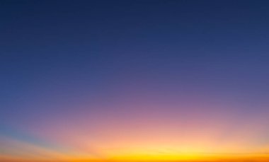 Ufuk manzarası ve dramatik alacakaranlık gökyüzü ve günbatımı arka planı. Doğal gökyüzü arkaplan dokusu, güzel bir renk. Kara bulutlar, büyük fırtına ve yağmur. Hava ve doğa kavramı