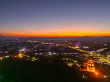 Nhan Tapınağı 'nın havadan görünüşü, Vietnam' ın başkenti Phu Yen 'de bulunan Champa halkının sanatsal mimari eseridir. Gün batımı manzarası. Seyahat ve manzara konsepti