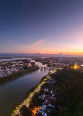 Nhan Tapınağı 'nın havadan görünüşü, Vietnam' ın başkenti Phu Yen 'de bulunan Champa halkının sanatsal mimari eseridir. Gün batımı manzarası. Seyahat ve manzara konsepti