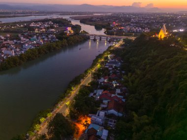 Nhan Tapınağı 'nın havadan görünüşü, Vietnam' ın başkenti Phu Yen 'de bulunan Champa halkının sanatsal mimari eseridir. Gün batımı manzarası. Seyahat ve manzara konsepti