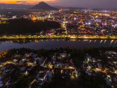 Tuy Hoa şehri, Phu Yen bölgesi, Vietnam. Burası turistlerin ve yerlilerin ilgisini çeken yeni bir yer. Seyahat ve manzara konsepti