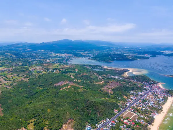 Phu Luong balıkçı köyünden görülen Phu Yen manzarası. Seyahat ve manzara konsepti