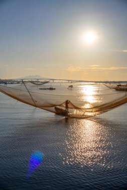 Kimliği belirlenemeyen balıkçı, ağlarını Hoi Nehri 'nde kontrol ediyor. Antik bir kasaba, Quang Nam Vilayeti, Vietnam. Hoi An, Vietnam 'daki en popüler yerlerden biridir. Seyahat kavramı