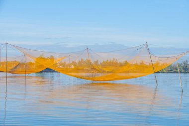 Yaşam manzarası ve Hoi 'deki Thu Bon nehrinin yanındaki evler antik bir kasaba, Quang Nam Eyaleti, Vietnam. Hoi An, Vietnam 'daki en popüler yerlerden biridir. Seyahat kavramı