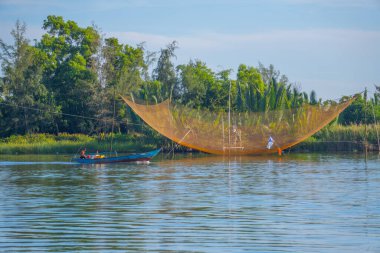 Yaşam manzarası ve Hoi 'deki Thu Bon nehrinin yanındaki evler antik bir kasaba, Quang Nam Eyaleti, Vietnam. Hoi An, Vietnam 'daki en popüler yerlerden biridir. Seyahat kavramı