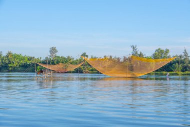 Yaşam manzarası ve Hoi 'deki Thu Bon nehrinin yanındaki evler antik bir kasaba, Quang Nam Eyaleti, Vietnam. Hoi An, Vietnam 'daki en popüler yerlerden biridir. Seyahat kavramı