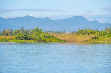 Yaşam manzarası ve Hoi 'deki Thu Bon nehrinin yanındaki evler antik bir kasaba, Quang Nam Eyaleti, Vietnam. Hoi An, Vietnam 'daki en popüler yerlerden biridir. Seyahat kavramı