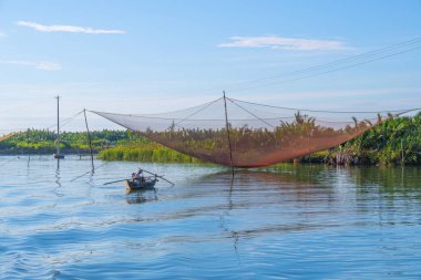 Yaşam manzarası ve Hoi 'deki Thu Bon nehrinin yanındaki evler antik bir kasaba, Quang Nam Eyaleti, Vietnam. Hoi An, Vietnam 'daki en popüler yerlerden biridir. Seyahat kavramı