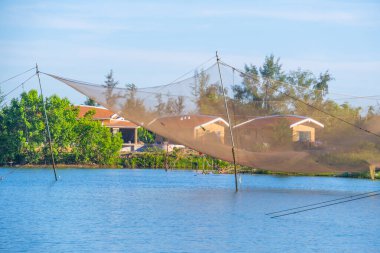 Yaşam manzarası ve Hoi 'deki Thu Bon nehrinin yanındaki evler antik bir kasaba, Quang Nam Eyaleti, Vietnam. Hoi An, Vietnam 'daki en popüler yerlerden biridir. Seyahat kavramı