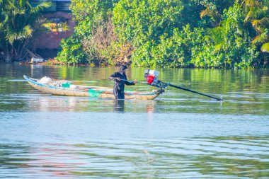 Yaşam manzarası ve Hoi 'deki Thu Bon nehrinin yanındaki evler antik bir kasaba, Quang Nam Eyaleti, Vietnam. Hoi An, Vietnam 'daki en popüler yerlerden biridir. Seyahat kavramı