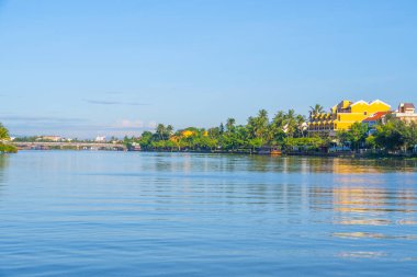 Yaşam manzarası ve Hoi 'deki Thu Bon nehrinin yanındaki evler antik bir kasaba, Quang Nam Eyaleti, Vietnam. Hoi An, Vietnam 'daki en popüler yerlerden biridir. Seyahat kavramı