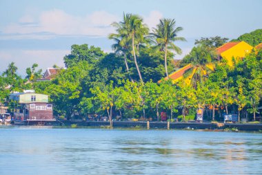 Yaşam manzarası ve Hoi 'deki Thu Bon nehrinin yanındaki evler antik bir kasaba, Quang Nam Eyaleti, Vietnam. Hoi An, Vietnam 'daki en popüler yerlerden biridir. Seyahat kavramı