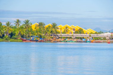 Yaşam manzarası ve Hoi 'deki Thu Bon nehrinin yanındaki evler antik bir kasaba, Quang Nam Eyaleti, Vietnam. Hoi An, Vietnam 'daki en popüler yerlerden biridir. Seyahat kavramı