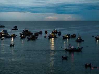 Tam Tien sahilinin ve balık pazarının havadan görünüşü, Tam Ky, Quang Nam, Vietnam, sabah. Hoi yakınlarında antik bir kasaba. Seyahat ve manzara konsepti.