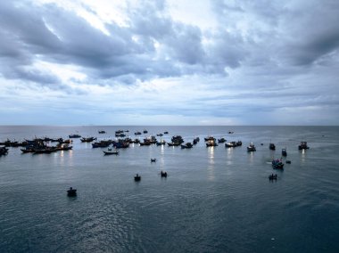 Tam Tien sahilinin ve balık pazarının havadan görünüşü, Tam Ky, Quang Nam, Vietnam, sabah. Hoi yakınlarında antik bir kasaba. Seyahat ve manzara konsepti.