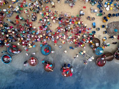 Tam Tien sahilinin ve balık pazarının havadan görünüşü, Tam Ky, Quang Nam, Vietnam, sabah. Hoi yakınlarında antik bir kasaba. Seyahat ve manzara konsepti.