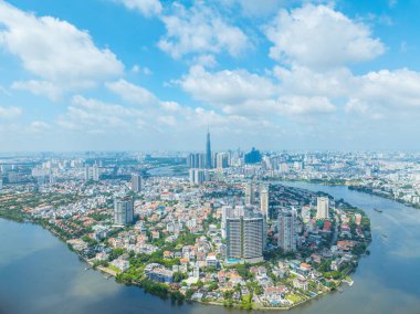 Saigon, Vietnam 'ın panoramik manzarası Ho Chi Minh şehrinin merkez iş bölgesinde. Landmark 81 gökdelenli şehir manzarası ve birçok bina, yerel evler, nehirler. Peyzaj kavramı.