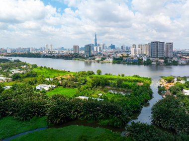 Saigon, Vietnam 'ın panoramik manzarası Ho Chi Minh şehrinin merkez iş bölgesinde. Landmark 81 gökdelenli şehir manzarası ve birçok bina, yerel evler, nehirler. Peyzaj kavramı.