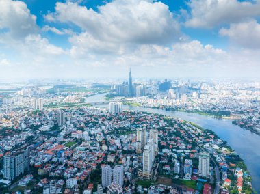 Saigon, Vietnam 'ın panoramik manzarası Ho Chi Minh şehrinin merkez iş bölgesinde. Landmark 81 gökdelenli şehir manzarası ve birçok bina, yerel evler, nehirler. Peyzaj kavramı.