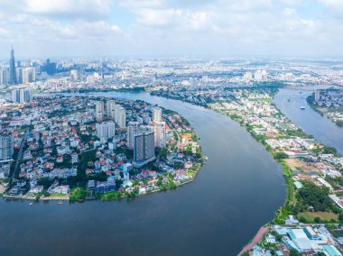 Saigon, Vietnam 'ın panoramik manzarası Ho Chi Minh şehrinin merkez iş bölgesinde. Landmark 81 gökdelenli şehir manzarası ve birçok bina, yerel evler, nehirler. Peyzaj kavramı.