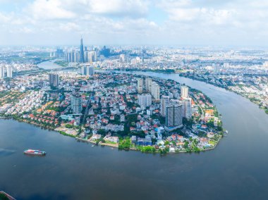 Saigon, Vietnam 'ın panoramik manzarası Ho Chi Minh şehrinin merkez iş bölgesinde. Landmark 81 gökdelenli şehir manzarası ve birçok bina, yerel evler, nehirler. Peyzaj kavramı.