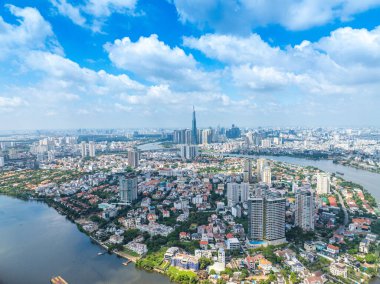 Saigon, Vietnam 'ın panoramik manzarası Ho Chi Minh şehrinin merkez iş bölgesinde. Landmark 81 gökdelenli şehir manzarası ve birçok bina, yerel evler, nehirler. Peyzaj kavramı.