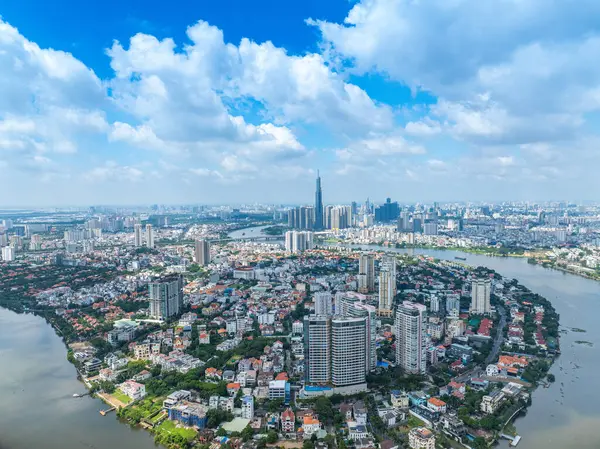 Saigon, Vietnam 'ın panoramik manzarası Ho Chi Minh şehrinin merkez iş bölgesinde. Landmark 81 gökdelenli şehir manzarası ve birçok bina, yerel evler, nehirler. Peyzaj kavramı.