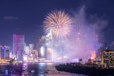 Kutlama. Vietnam 'ın Ho Chi Minh şehrinde (Saigon) havai fişeklerle gökyüzü aydınlandı. Güzel gece manzaralı şehir manzarası. Tatiller, yeni yılı ve Tet tatilini kutlamak.