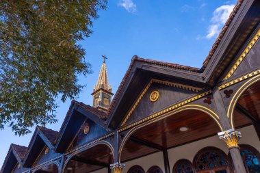 Kon Tum vilayeti, Vietnam - 13 Şubat 2024: Meşhur ahşap kilise veya Vietnam 'ın Orta İskoçya' sındaki Kon tum Katedrali. Seyahat kavramı
