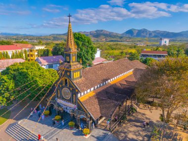 Kon Tum vilayeti, Vietnam - 13 Şubat 2024: Meşhur ahşap kilise veya Vietnam 'ın Orta İskoçya' sındaki Kon tum Katedrali. Seyahat kavramı