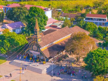 Kon Tum vilayeti, Vietnam - 13 Şubat 2024: Meşhur ahşap kilise veya Vietnam 'ın Orta İskoçya' sındaki Kon tum Katedrali. Seyahat kavramı