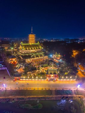 Gia Lai, Vietnam 'ın Pleiku şehrindeki görkemli bir Budist mimari yapı olan Minh Thanh Pagoda' nın hava gece görüşü barış ve mutlu yıllar anlamına geliyor. Seyahat kavramı.