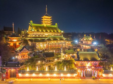 Gia Lai, Vietnam 'ın Pleiku şehrindeki görkemli bir Budist mimari yapı olan Minh Thanh Pagoda' nın hava gece görüşü barış ve mutlu yıllar anlamına geliyor. Seyahat kavramı.