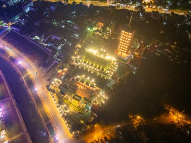 Gia Lai, Vietnam 'ın Pleiku şehrindeki görkemli bir Budist mimari yapı olan Minh Thanh Pagoda' nın hava gece görüşü barış ve mutlu yıllar anlamına geliyor. Seyahat kavramı.