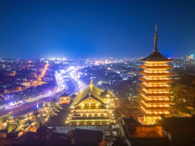 Gia Lai, Vietnam 'ın Pleiku şehrindeki görkemli bir Budist mimari yapı olan Minh Thanh Pagoda' nın hava gece görüşü barış ve mutlu yıllar anlamına geliyor. Seyahat kavramı.