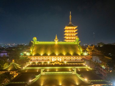 Gia Lai, Vietnam 'ın Pleiku şehrindeki görkemli bir Budist mimari yapı olan Minh Thanh Pagoda' nın hava gece görüşü barış ve mutlu yıllar anlamına geliyor. Seyahat kavramı.