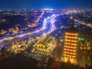 Gia Lai, Vietnam 'ın Pleiku şehrindeki görkemli bir Budist mimari yapı olan Minh Thanh Pagoda' nın hava gece görüşü barış ve mutlu yıllar anlamına geliyor. Seyahat kavramı.