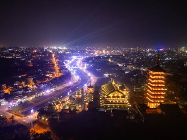 Gia Lai, Vietnam 'ın Pleiku şehrindeki görkemli bir Budist mimari yapı olan Minh Thanh Pagoda' nın hava gece görüşü barış ve mutlu yıllar anlamına geliyor. Seyahat kavramı.