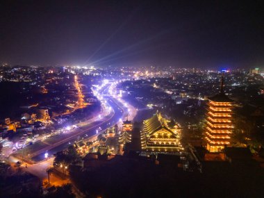 Gia Lai, Vietnam 'ın Pleiku şehrindeki görkemli bir Budist mimari yapı olan Minh Thanh Pagoda' nın hava gece görüşü barış ve mutlu yıllar anlamına geliyor. Seyahat kavramı.