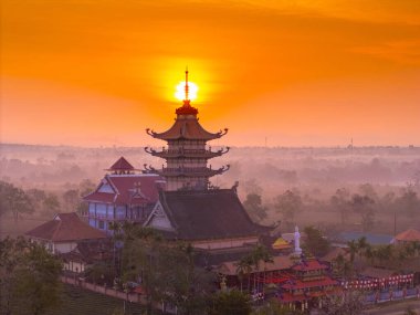 Pleiku şehri yakınlarındaki Buu Minh pagoda 'nın havadan görünüşü, Gia Lai, Vietnam. Pagoda ve çay tarlalarının sabah manzarası. Seyahat ve manzara konsepti
