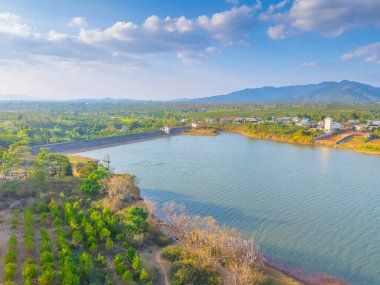 Bien Ho Che ya da Bien Ho çay sahalarının havadan görünüşü, Pleiku şehrinin dışında, Gia Lai, Vietnam. Doğa manzarası, dağ ve sisli uzak. Seyahat ve manzara konsepti.