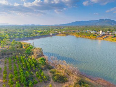 Bien Ho Che ya da Bien Ho çay sahalarının havadan görünüşü, Pleiku şehrinin dışında, Gia Lai, Vietnam. Doğa manzarası, dağ ve sisli uzak. Seyahat ve manzara konsepti.