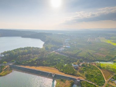 Bien Ho Che ya da Bien Ho çay sahalarının havadan görünüşü, Pleiku şehrinin dışında, Gia Lai, Vietnam. Doğa manzarası, dağ ve sisli uzak. Seyahat ve manzara konsepti.